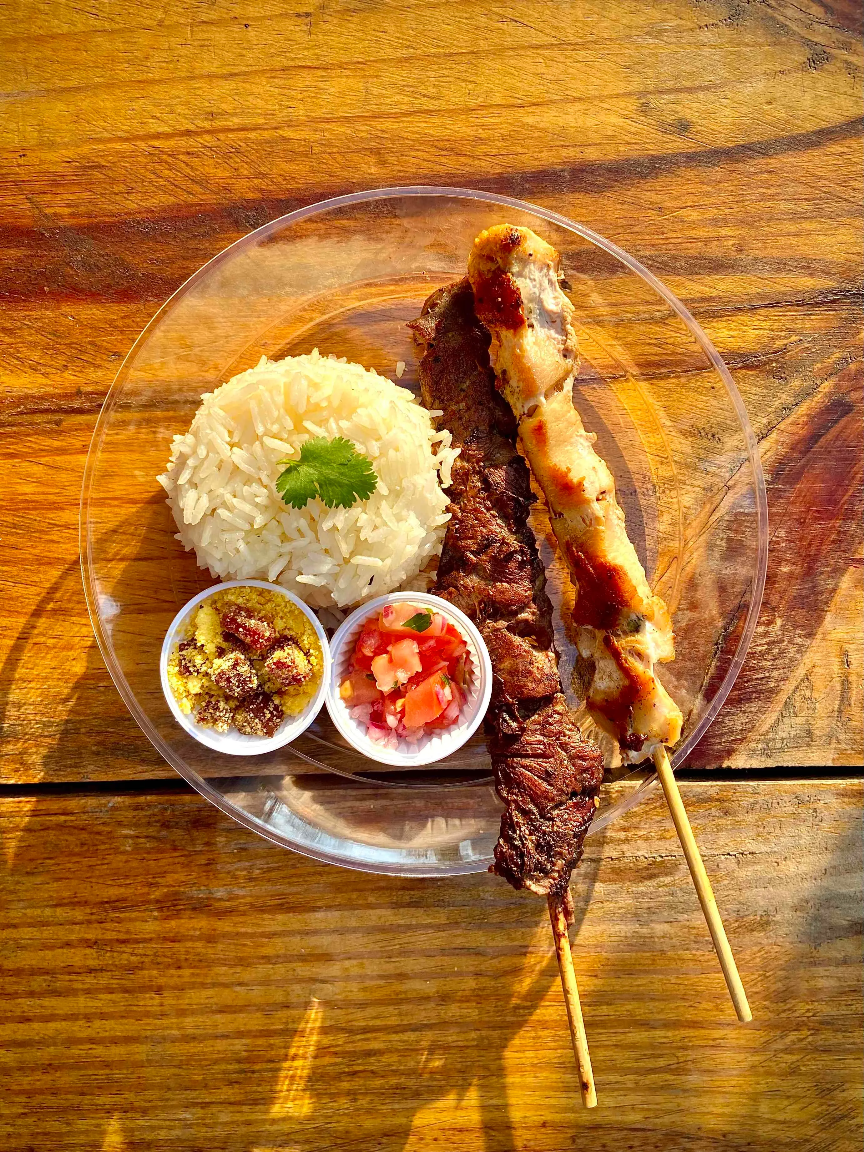 Espetinho de carne e frango com arroz