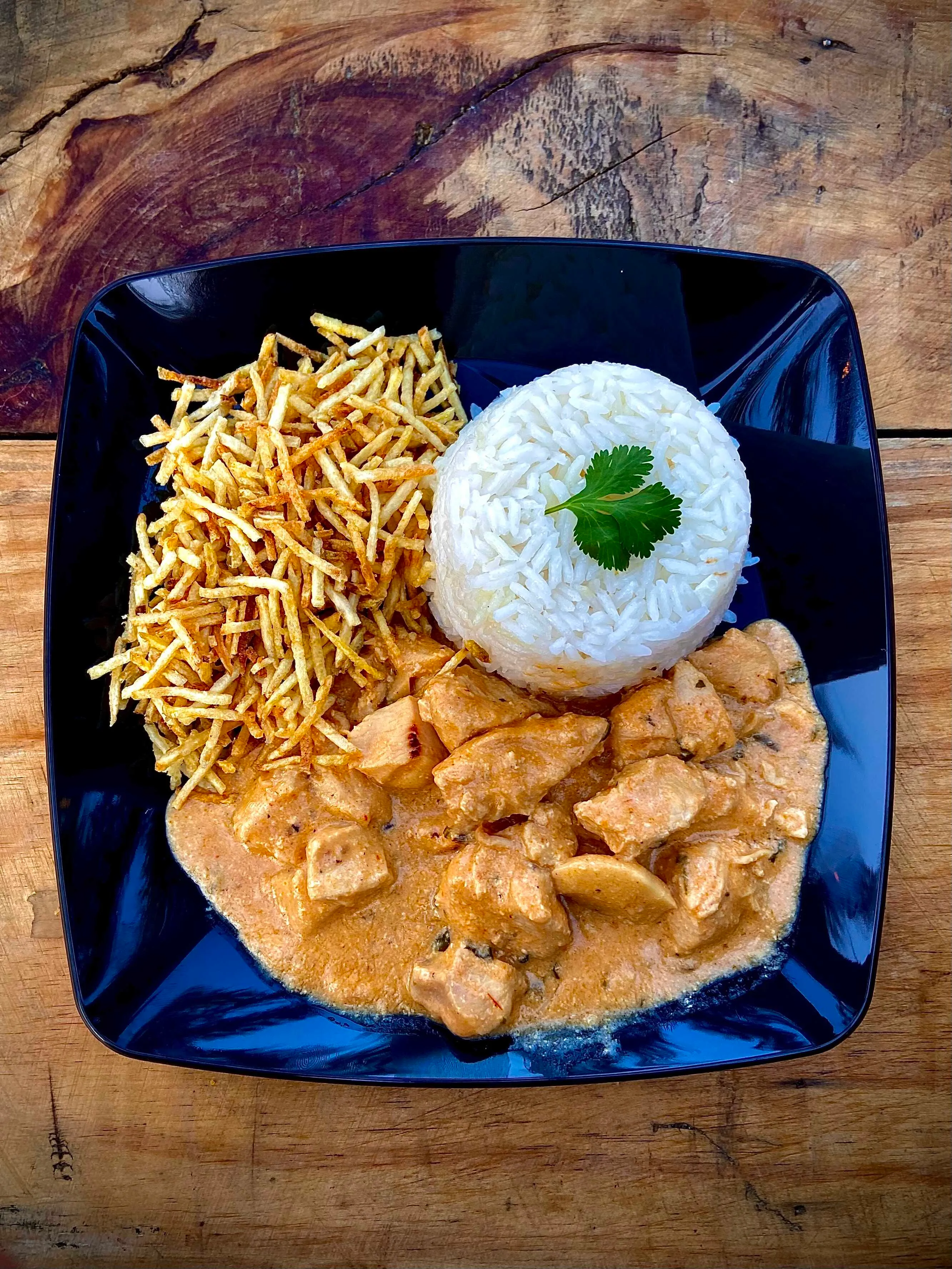 Strogonoff com arroz e batata palha