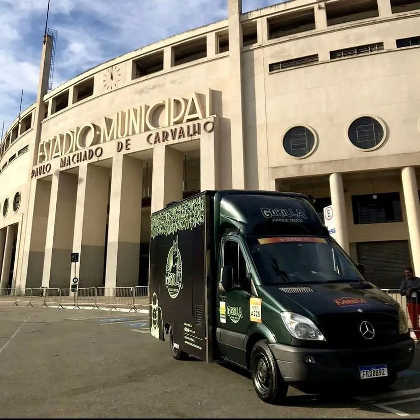Food truck Gorilla estacionado em frente ao Estádio Municipal Paulo Machado de Carvalho