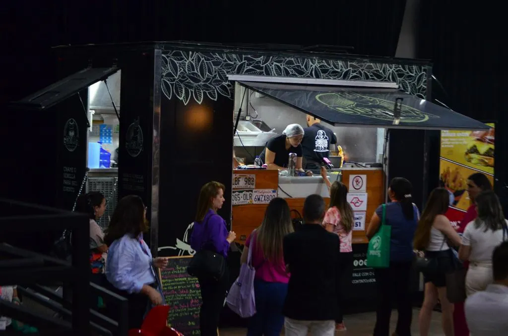 Equipe Gorilla Food Truck atendendo clientes em evento